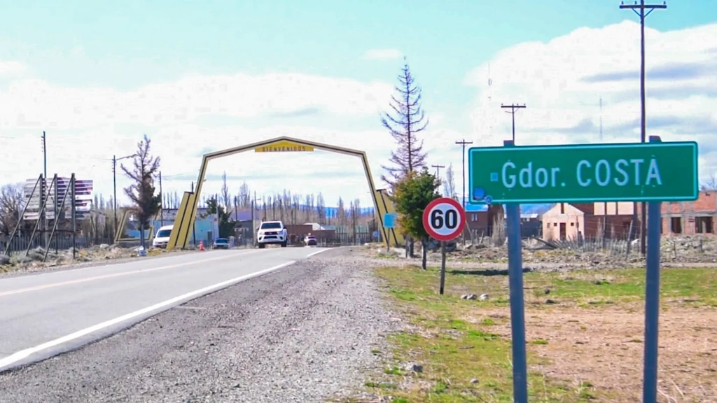 DE GOBERNADOR COSTA A BARILOCHE POR LA RUTA 40: 440 KM DE ESTEPA, BOSQUES Y LAGOS